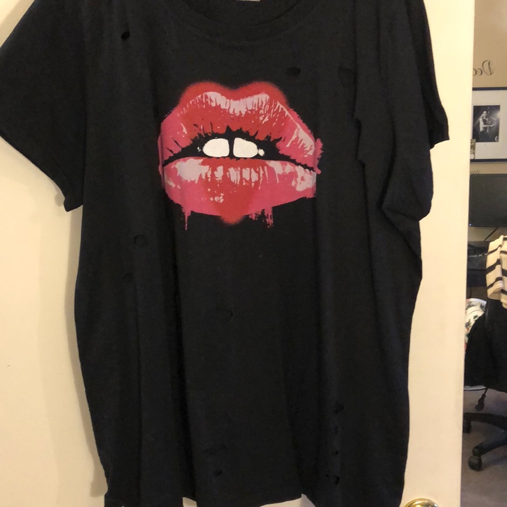 Graphic distressed tshirt